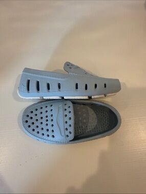 LIKE NEW Floafers toddler boy size 4- light blue